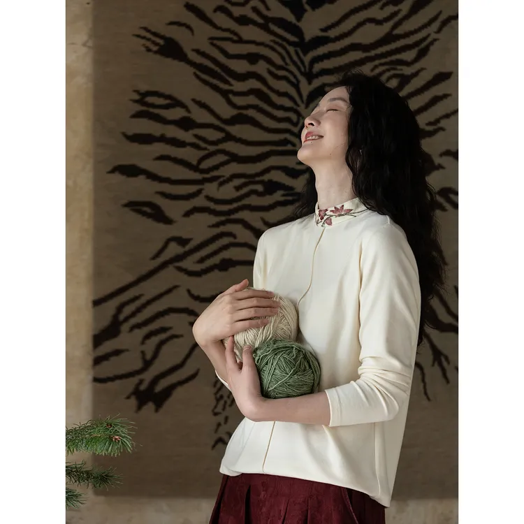 牧衣游原创 棉混纺手工刺绣T恤女冬季新款简约百搭休闲上衣 庭絮