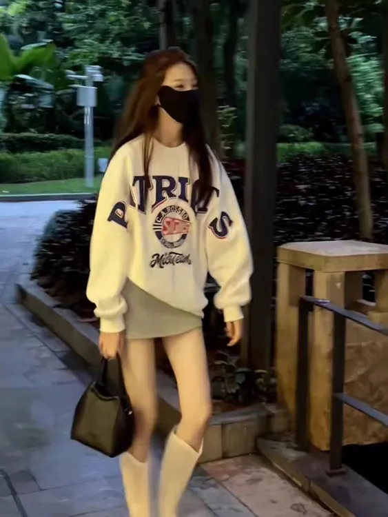 白色纯欲慵懒风女装2025春秋冬季复古字母印花加绒中长款圆领卫衣
