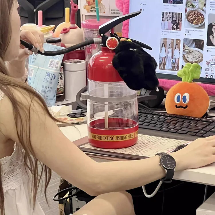 灭火器造型水杯大容量吸管办公室杯子运动便携男女新款2024高颜值
