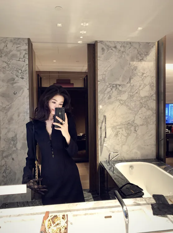 金南一 深V领口蕾丝包边墨黑修身裙