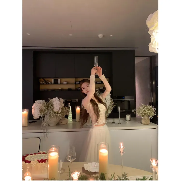 【美神降临】2026春季新款ins性感V领蕾丝拼接上衣配减龄半身裙套装