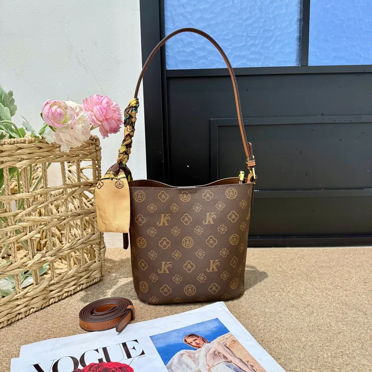 2025秋冬新款时尚百搭软面经典百搭印花单肩斜挎水桶包