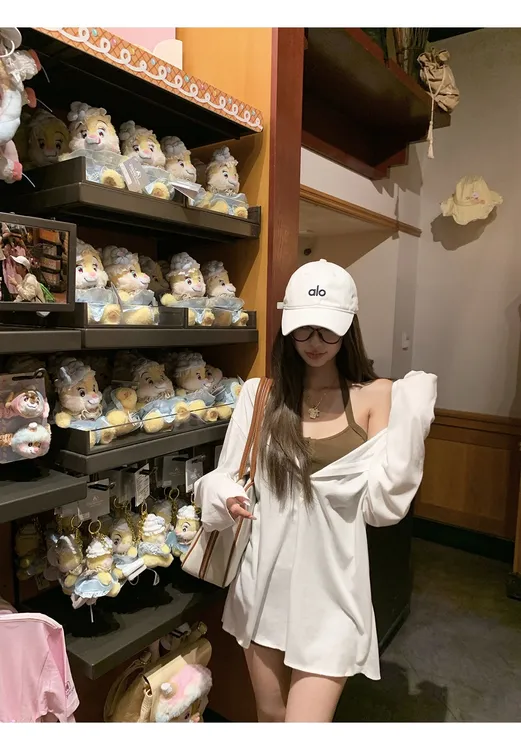 欧美辣妹松弛感白色V领卷边T恤罩衫半扣捏褶包臀吊带裙两件套装女