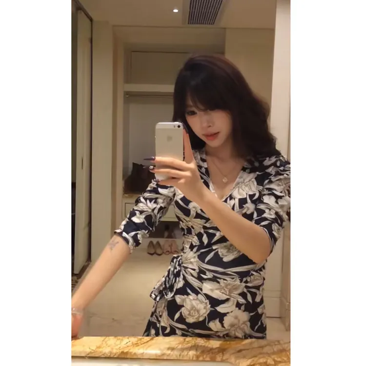 复古女人味V领花色连衣裙2025夏季新款性感收腰显瘦露腿开叉长裙