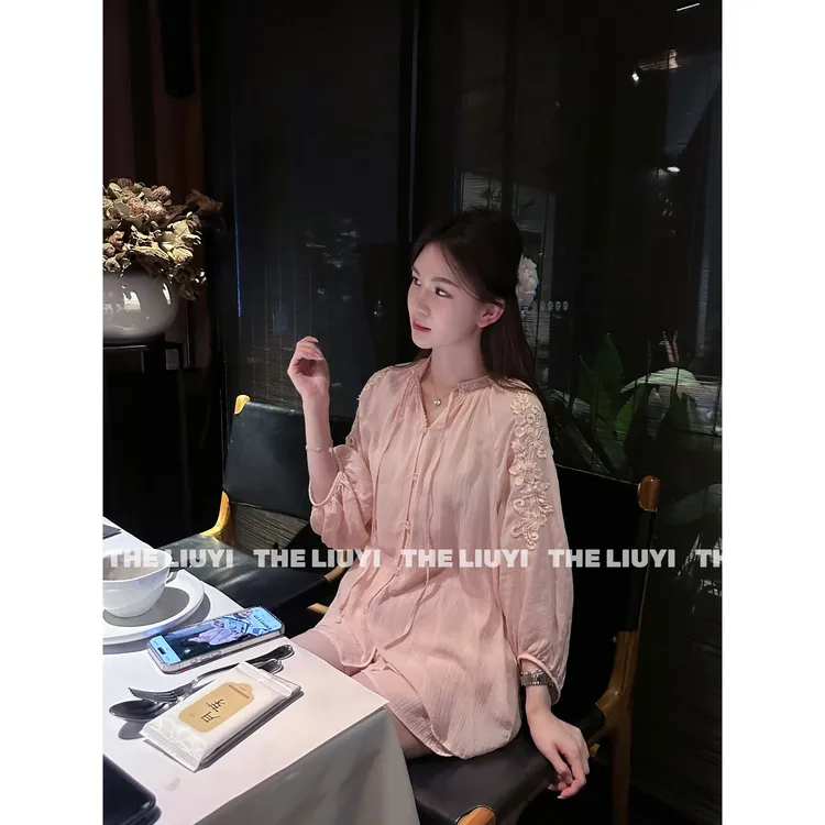 【LIUYI】桃花源~高端线立体贴花v领衬衫短裤两件套57061