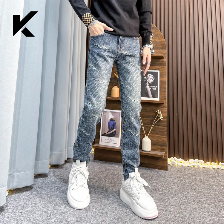 【裤酷】2025新款痞帅潮男士裤子推荐立体提花牛仔裤男款修身小脚裤