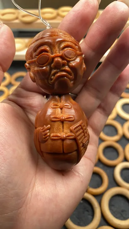 橄榄核雕刻账房先生地主老财