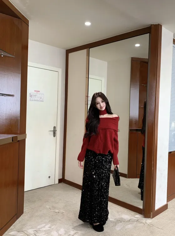 2025新款港式红色麻花一字肩长袖毛衣女秋冬亮片包臀半身裙两件套