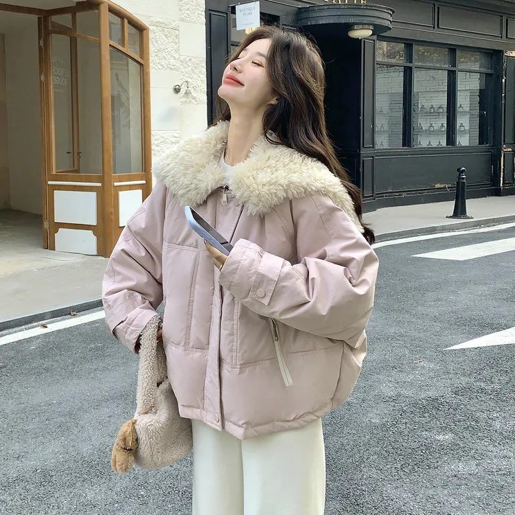 粉色羊羔毛披肩连帽羽绒服女冬季新款超好看韩系白鸭绒小个子外套