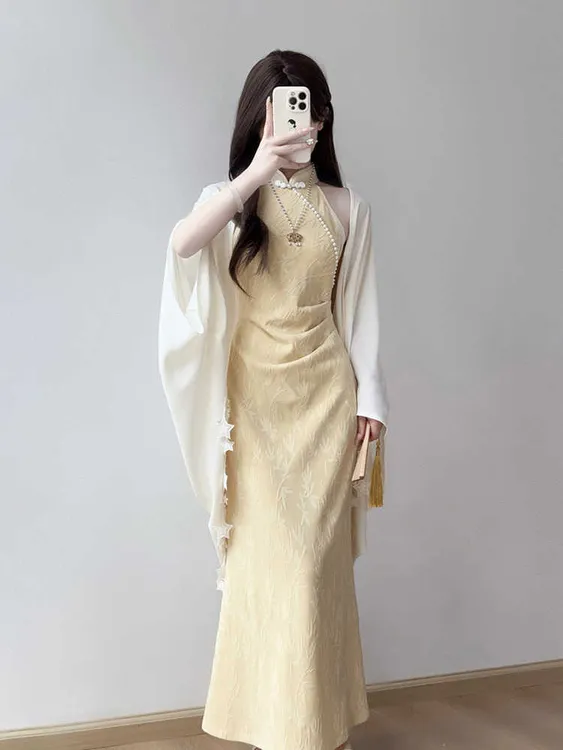 改良旗袍2025年新款年轻款少女穿搭新中式连衣裙挂脖无袖高级气质