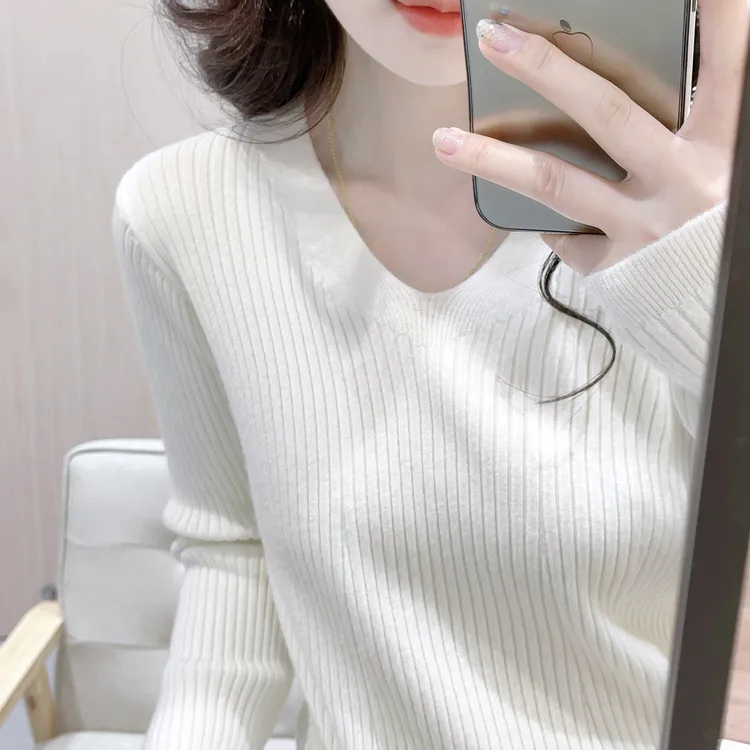 白色坑条针织衫女秋冬季新款V领毛衣弹力柔软内搭打底衫长袖上衣