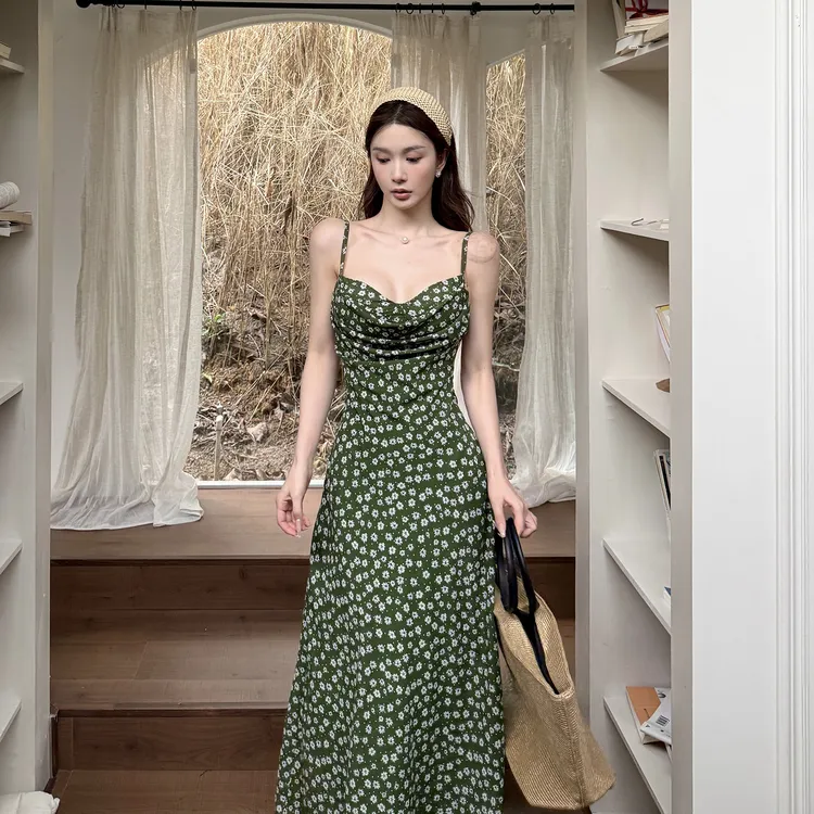 KaDaiShan 法式夏季度假风绿色碎花吊带连衣裙纯欲甜辣风露背长裙
