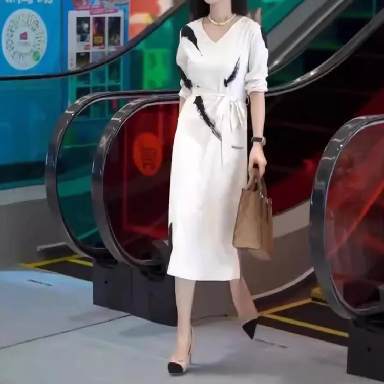 早秋新款减龄精致V领中长款显瘦气质连衣裙白色