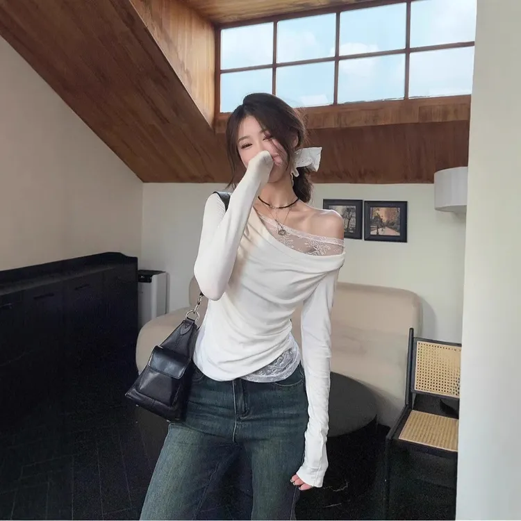 蕾丝拼接露肩长袖T恤女2025春季新款设计感修身显瘦辣妹打底上衣