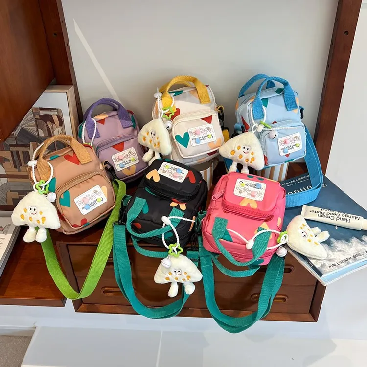 韩系INS小挎包百搭儿童爱心形少女超萌斜挎包外出小女孩卡通包