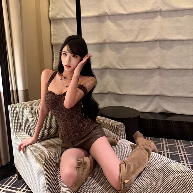 陈允朵【野猫派】绒面豹纹吊带背心咖色皮短裤套装性感冬日内搭