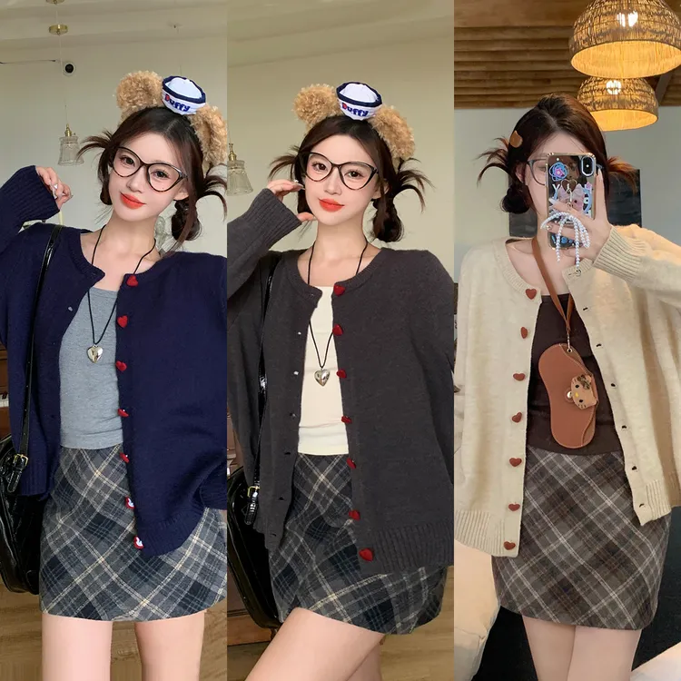 大码微胖圆领拼接秋冬宽松型毛针织衫长袖复古爱心扣毛衣外套上衣