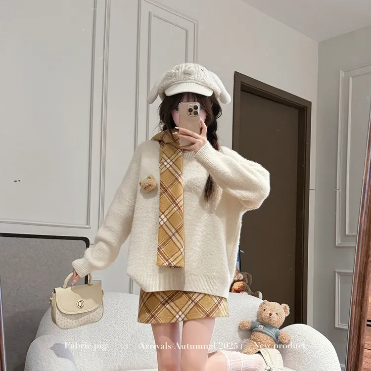 小冻熊 织物猪原创 秋冬温柔雅丹风围巾穿搭软糯毛衣复古棕格裙
