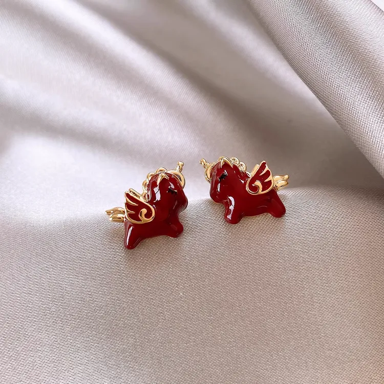 合金耳饰 深红色小飞马耳钉 新款高级感秋冬耳环小众时尚精致马年