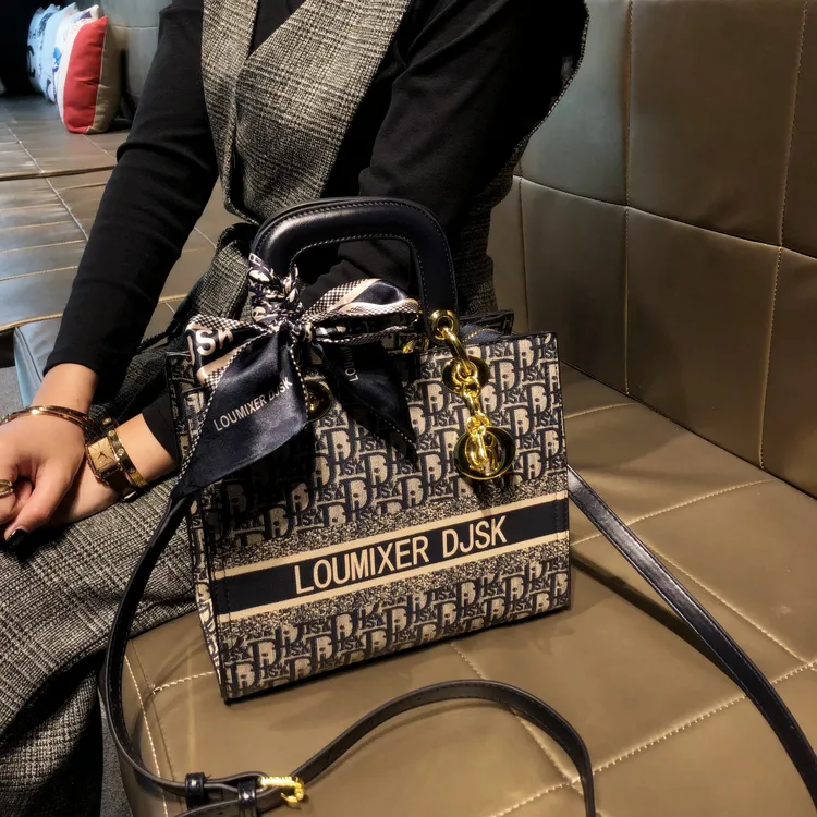 包包女款爆款2025新款百搭气质女包通勤手提托特包夏天复古戴妃包