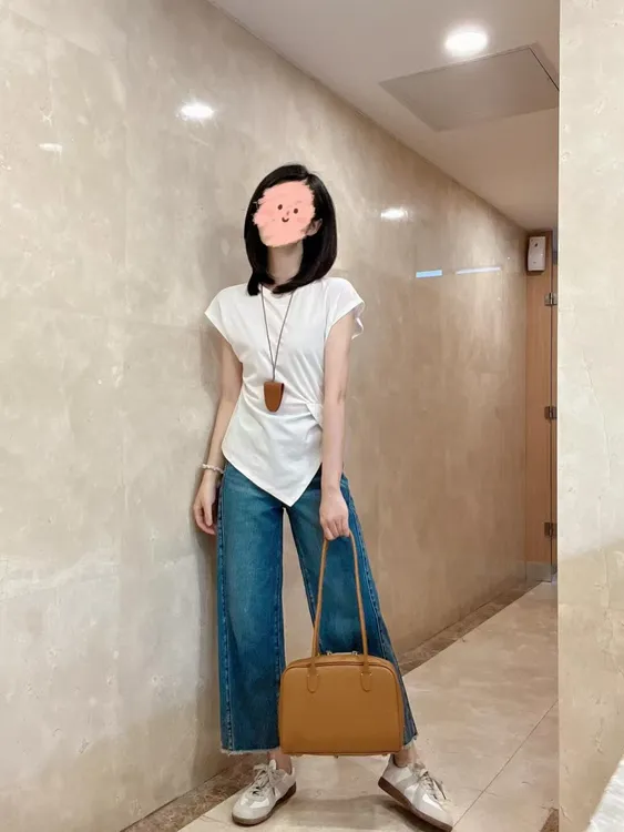 【自我】夏季通勤气质无袖收腰不规则上衣搭配高腰复古蓝色牛仔裤女