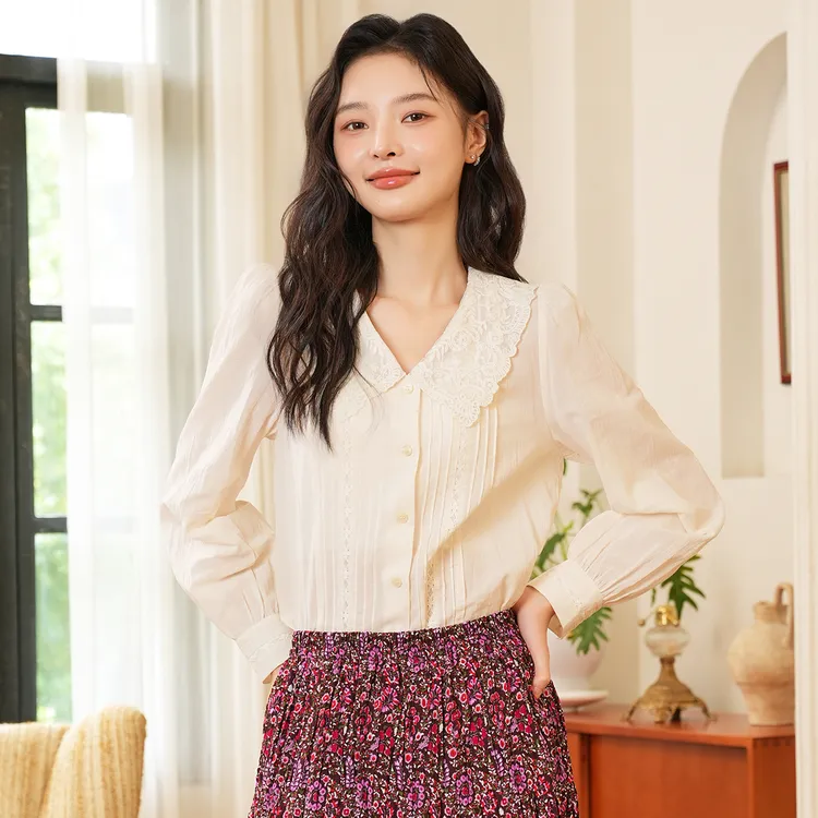 费依时尚浪漫衬衫女2025初秋新款设计感绣花工艺V领剪裁气质上衣