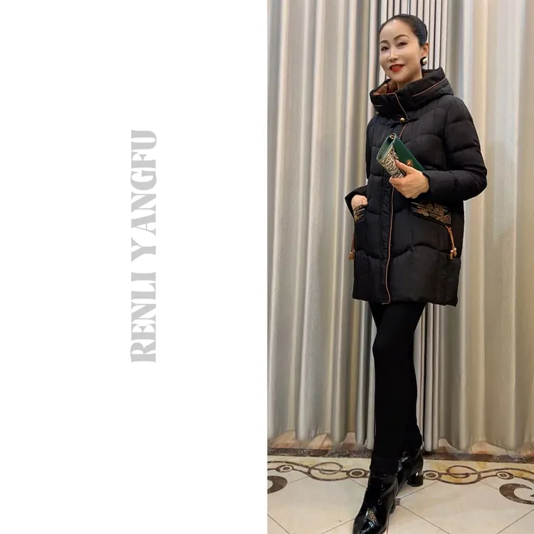 「锦锈」秋冬时尚古典美大口袋中式美学刺绣连帽包臀羽绒服6686