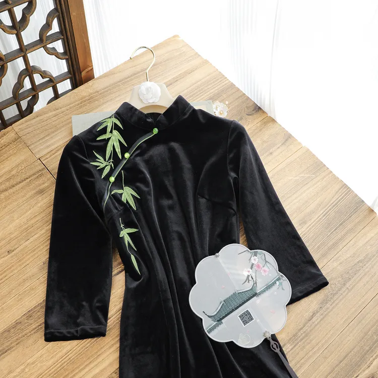 俏娘鱼黑色复古新中式改良长袖旗袍女2025秋新款绣花丝绒日常可穿