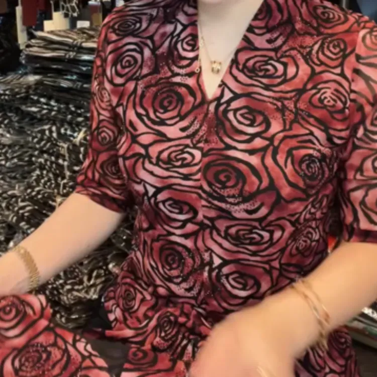 新款V领重工玫瑰花半袖T桖衫