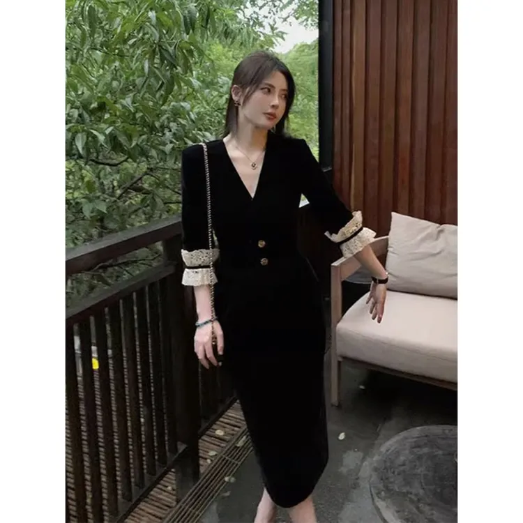 法式复古V领黑色丝绒连衣裙子女收腰气质高级感内搭打底长裙秋冬