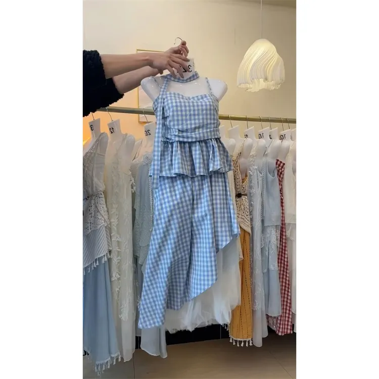 夏季新款沙滩度假风蓝色格纹抹胸上衣+不规则网纱长款半身裙
