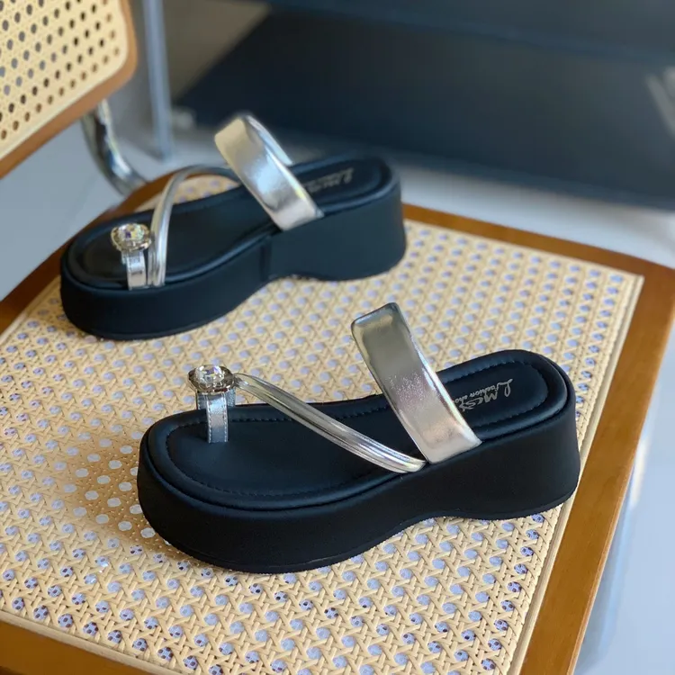 松糕厚底水钻套趾凉拖鞋女外穿2025夏季新款百搭配裙子休闲一字拖