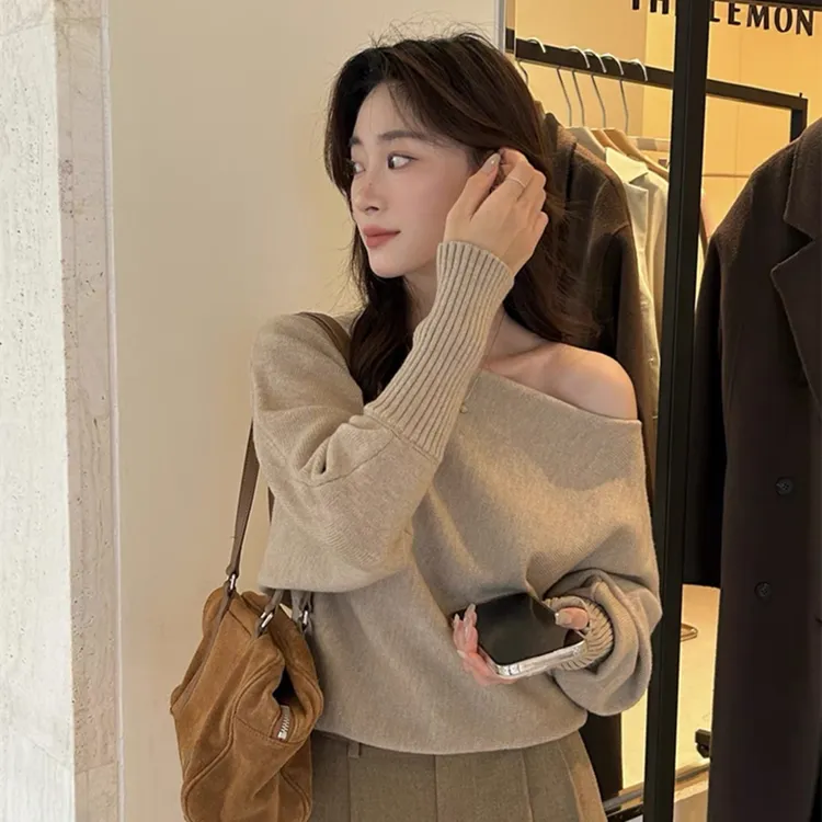 法式一字领斜肩针织毛衣女秋冬松弛感纯欲打底轻熟风宽松露肩上衣