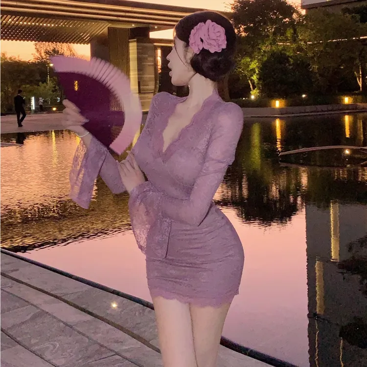 辣妹紫色蕾丝V领喇叭袖连衣裙2025秋冬显瘦打底包臀裙性感风短裙