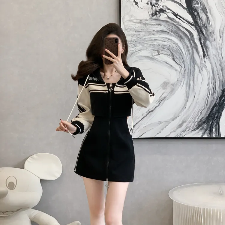 设计感撞色修身拼接连帽卫衣连衣裙女秋冬季运动风休闲裙小个子