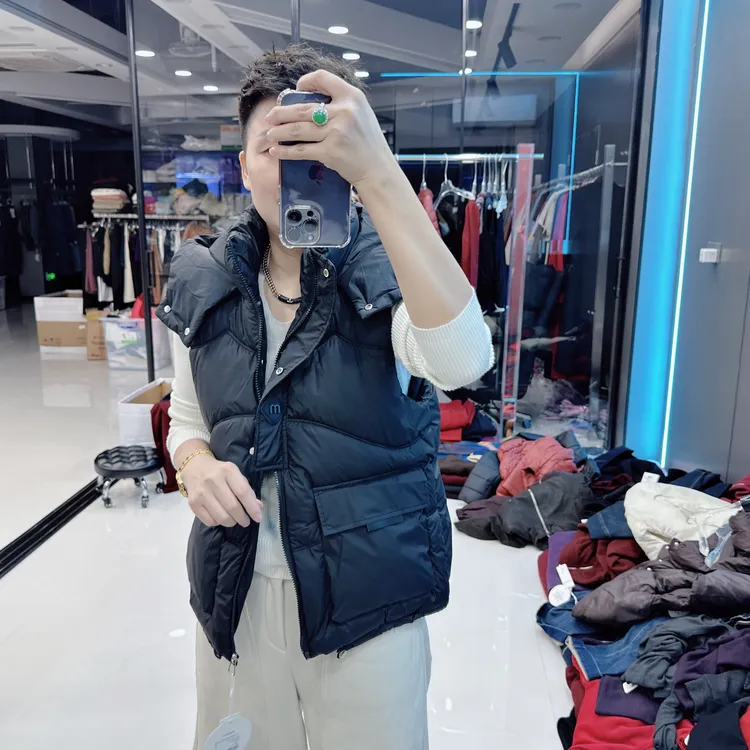 时尚戴帽3色轻便加厚保暖马甲128欧美