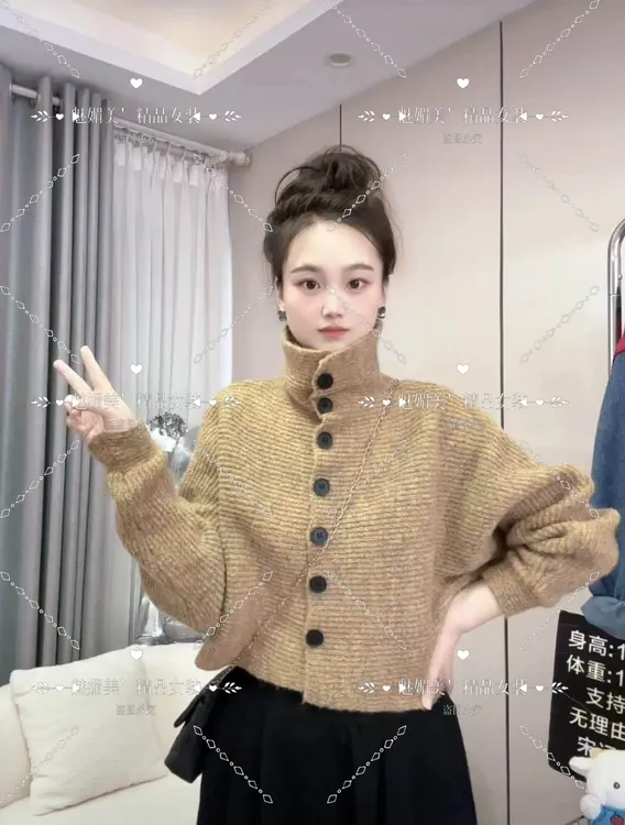 【小丽吖】2025秋冬爆款单排扣高领宽松短款针织开衫小个子好看毛衣