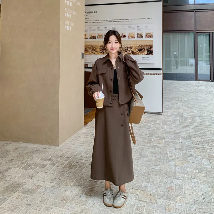 咖色休闲气质减龄工装套装裙女秋季2025新款盐系炸街半身裙两件套