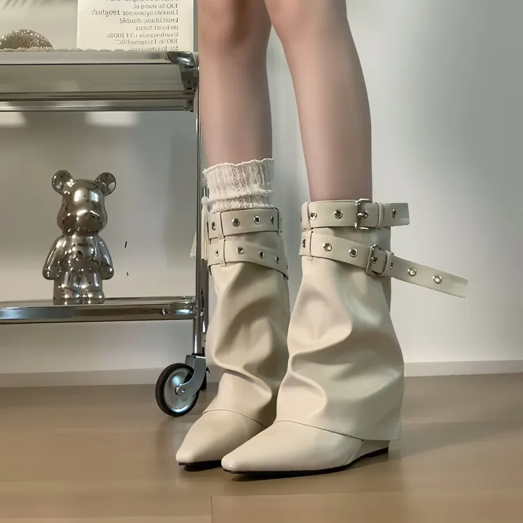 设计感白色皮带扣尖头短靴女2025新款秋季百搭显瘦增高辣妹裤管靴