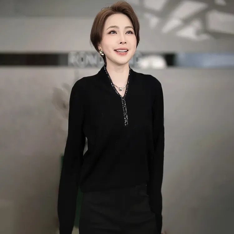 溶溶【法式女人】RONGRONG 丝光羊毛混纺软糯V领烫钻针织衫2505H915
