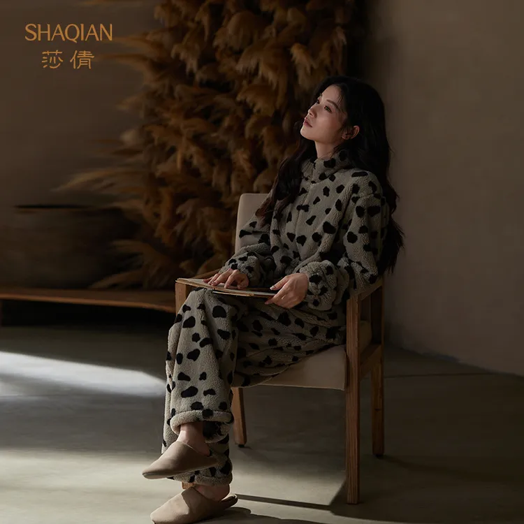 莎倩新款喜肤绒保暖睡衣女秋冬季拉链立领加厚珊瑚绒可外穿家居服