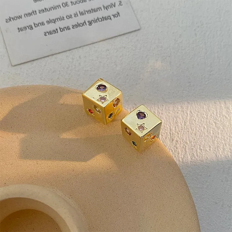 铜合金锆石耳饰 浅米 新款时尚甜酷光面日韩高级简约方形星星高级