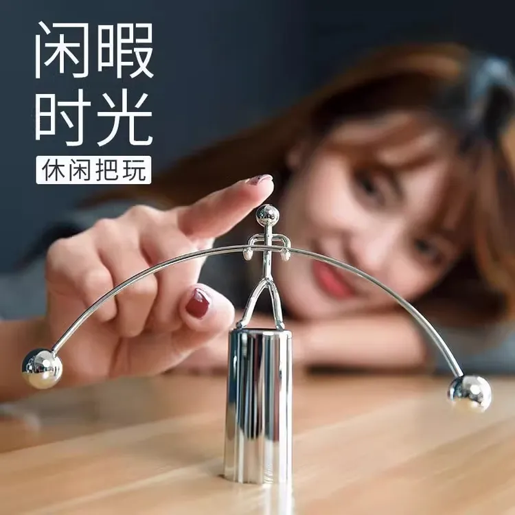 桌面摆件科技感不倒翁平衡小铁人创意摆件益智办公室减压装饰玩具