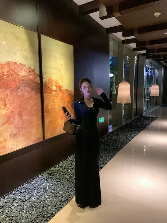 慵懒风假两件挂脖长袖气质连衣裙显瘦收腰修身绑带长裙
