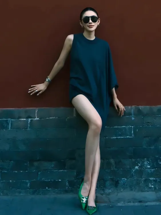 松弛感夏小众不撞衫上衣轻奢高级感欧货洋气减龄灰蓝色露肩t恤女