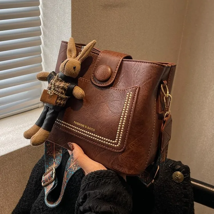 感洋气小包包2024夏天新款女包时尚宽带斜挎包复古百搭水桶包