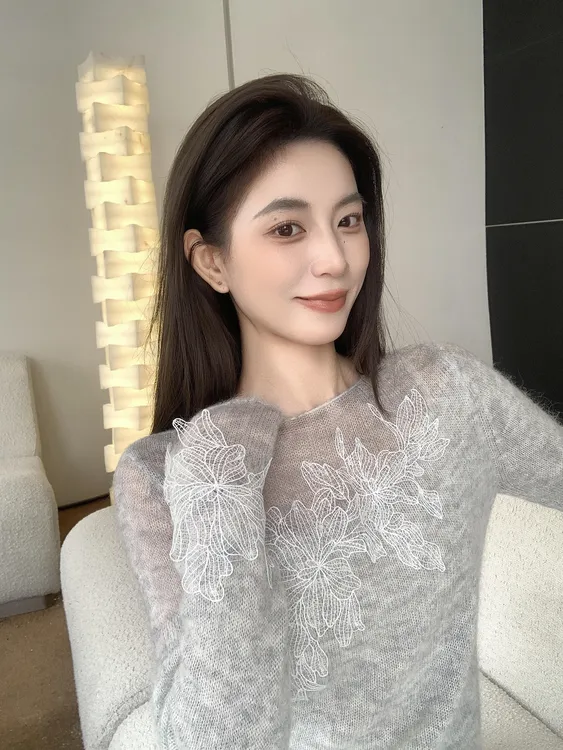 2025秋季新款韩系温柔气质设计感立体绣花蕾丝拼接针织衫