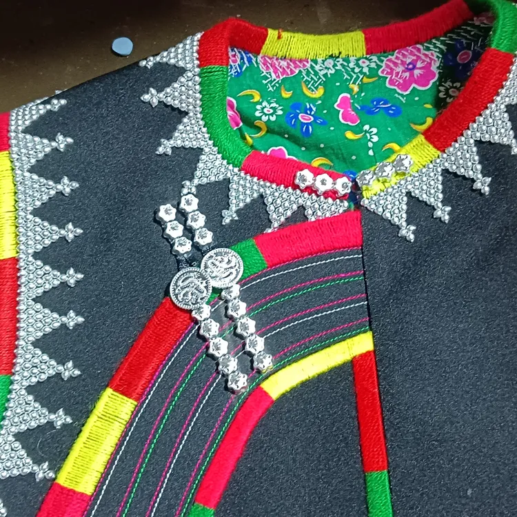 绿春县三茅腊咪银泡马甲休闲