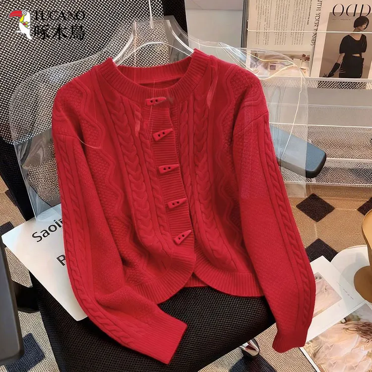啄木鸟秋冬新款氛围红牛角扣针织开衫女宽松休闲时尚超显白毛衣