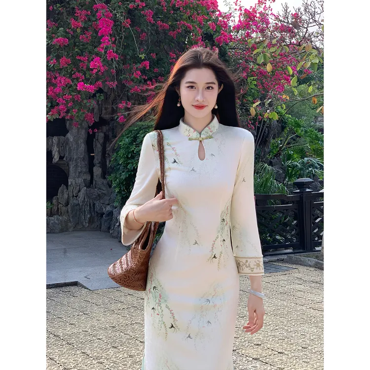凌茜恣禾【杏枝归燕】国风新中式飞燕拂柳刺绣连衣裙复古改良旗袍裙